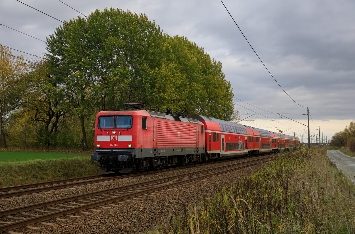 DB 112 165 am 07.11.2022 mit einem RE3 nach Stralsund Hbf. Aufgenommen in Teschenhagen.