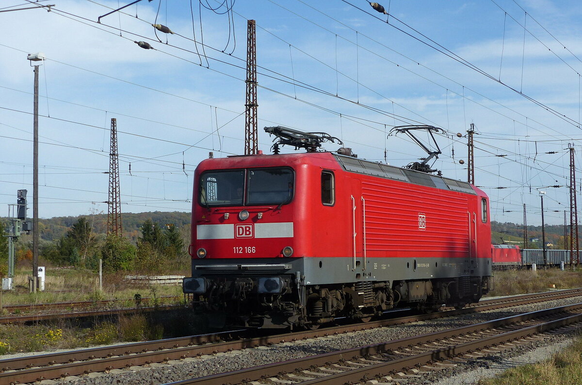 DB 112 166 als Tfzf nach Teutschenthal, am 25.10.2021 in Naumburg (S) Hbf.
