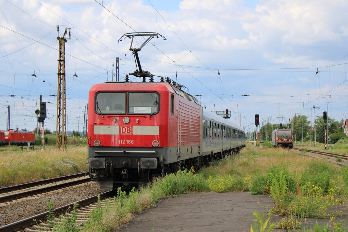 DB 112 166 schiebt ihren RB25-Ersatzzug aus dem Bahnhof Großkorbetha in Richtung Halle(Saale). (11.06.20222)
