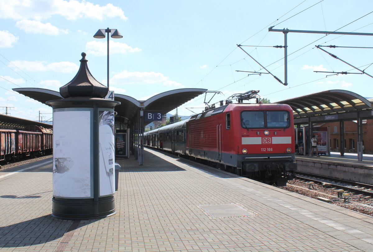 DB 112 166, vermietet an die WEE, mit der RB 31947 (Abellio Ersatzverkehr) nach Halle (S) Hbf, am 24.08.2022 in Saalfeld (S).