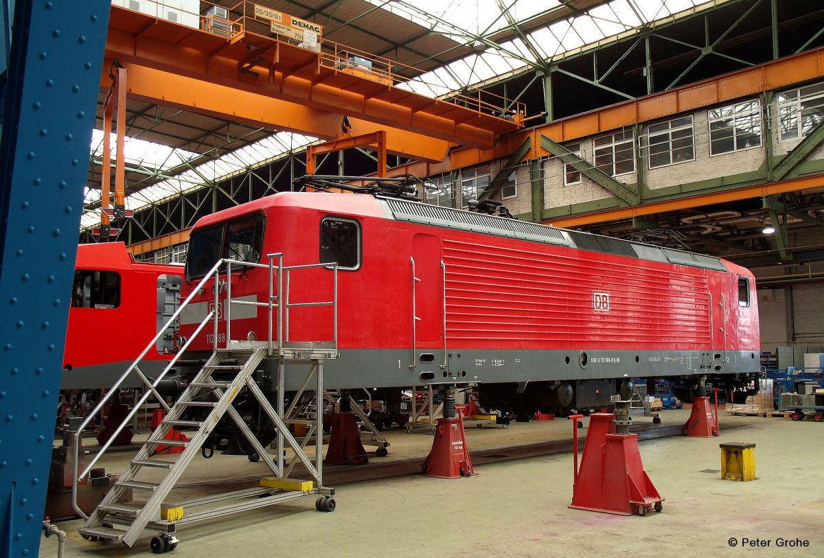 DB 112 188-8 von DB Regio Cottbus (Bj. 1994, AEG Henningsdorf) aufgeständert ohne Fahrwerk, fotografiert im DB Fahrzeuginstandhaltung GmbH Werk Dessau zum Tag der offenen Tür anlässlich Jubiläum  85 Jahre Ellokinstandhaltung - Werk Dessau  am 30.08.2014