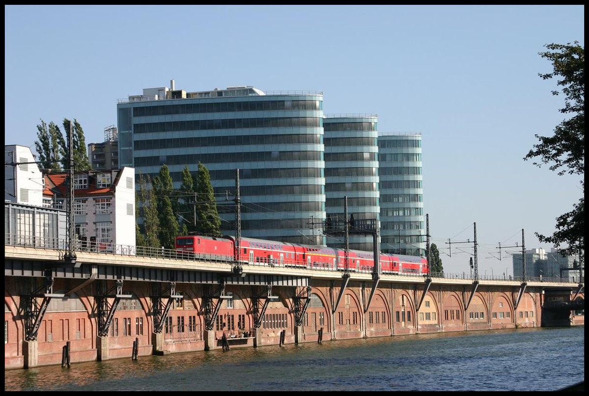 DB 112184 ist hier am 23.9.2006 in Höhe Jannowitzbrücke auf der Berliner Stadtbahn mit einem Dosto in Richtung Hauptbahnhof unterwegs.