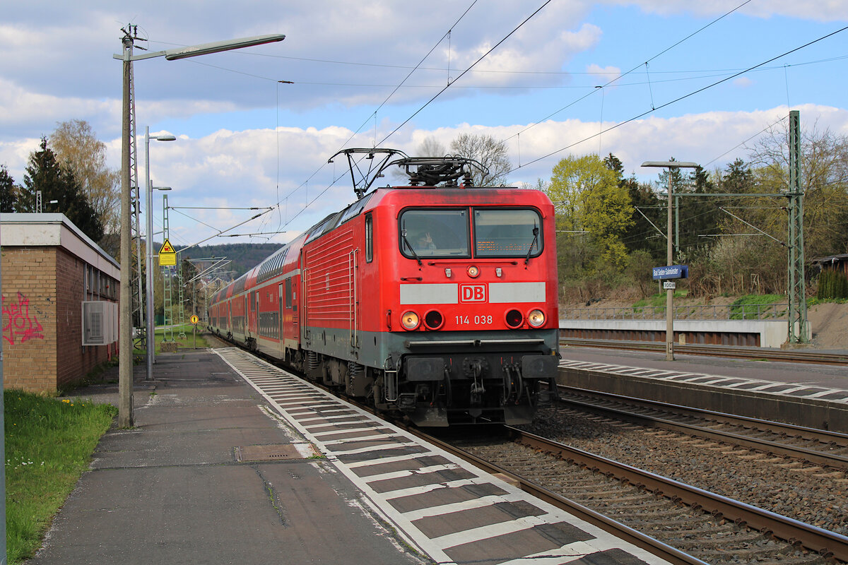 DB 114 038 fährt mit dem RE50 Fulda - Frankfurt(M)Hbf in Bad Soden-Salmünster ein. (19.04.2023)