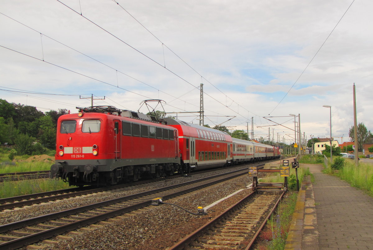 DB 115 261-9 mit dem PbZ 2487 von Leipzig Hbf nach München-Pasing Bbf, am 14.06.2016 in Neudietendorf.
