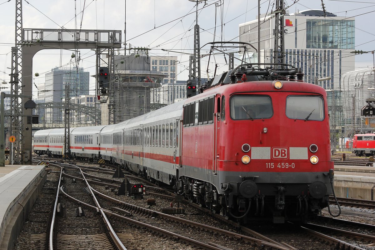 DB 115 459-0 mit IC in M�nchen Hbf, Juli 2016.