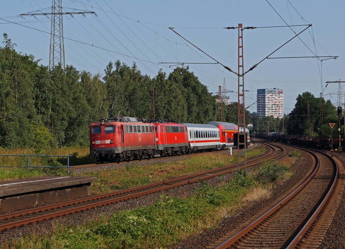 DB 115: Soeben kreuzte der bunte Zug mit der DB 115 114-1 einen langen Gterzug. Dieses  Zufallsbild  ist am 2. August 2013 in Mlheim-West entstanden.
Foto: Walter Ruetsch 