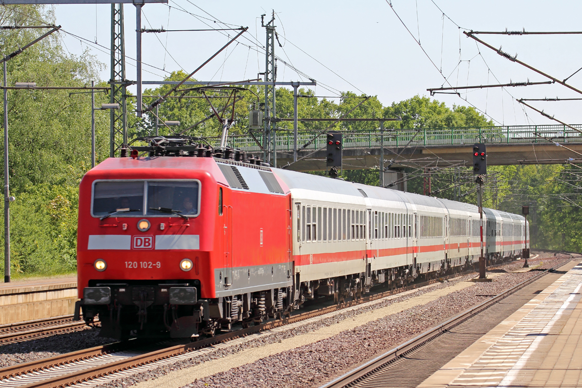 DB 120 102-9 durchfährt mit einem IC Linsburg 8.5.2018