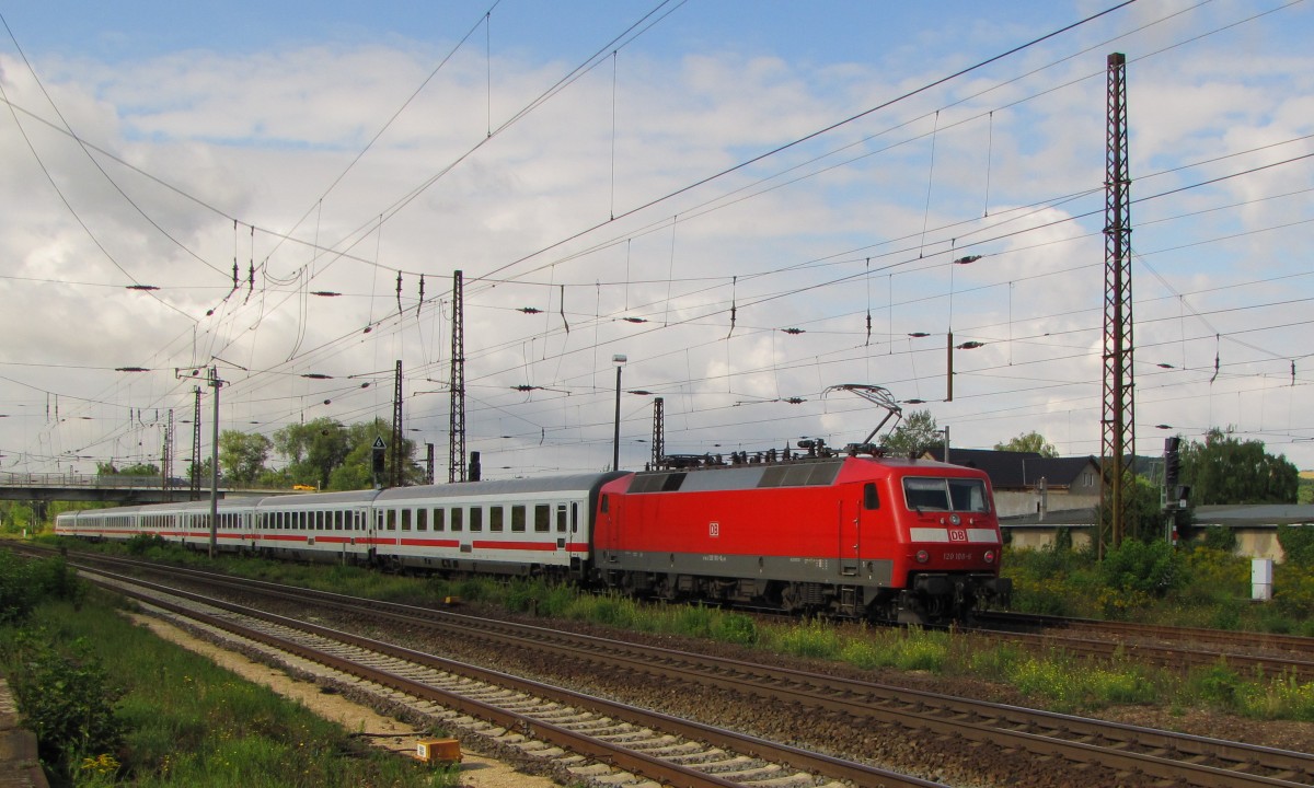 DB 120 108-6 mit dem IC 2340 von Dresden Hbf nach Frankfurt (M) Flughafen Fernbf, am 08.09.2015 bei der Ausfahrt in Naumburg (S) Hbf.