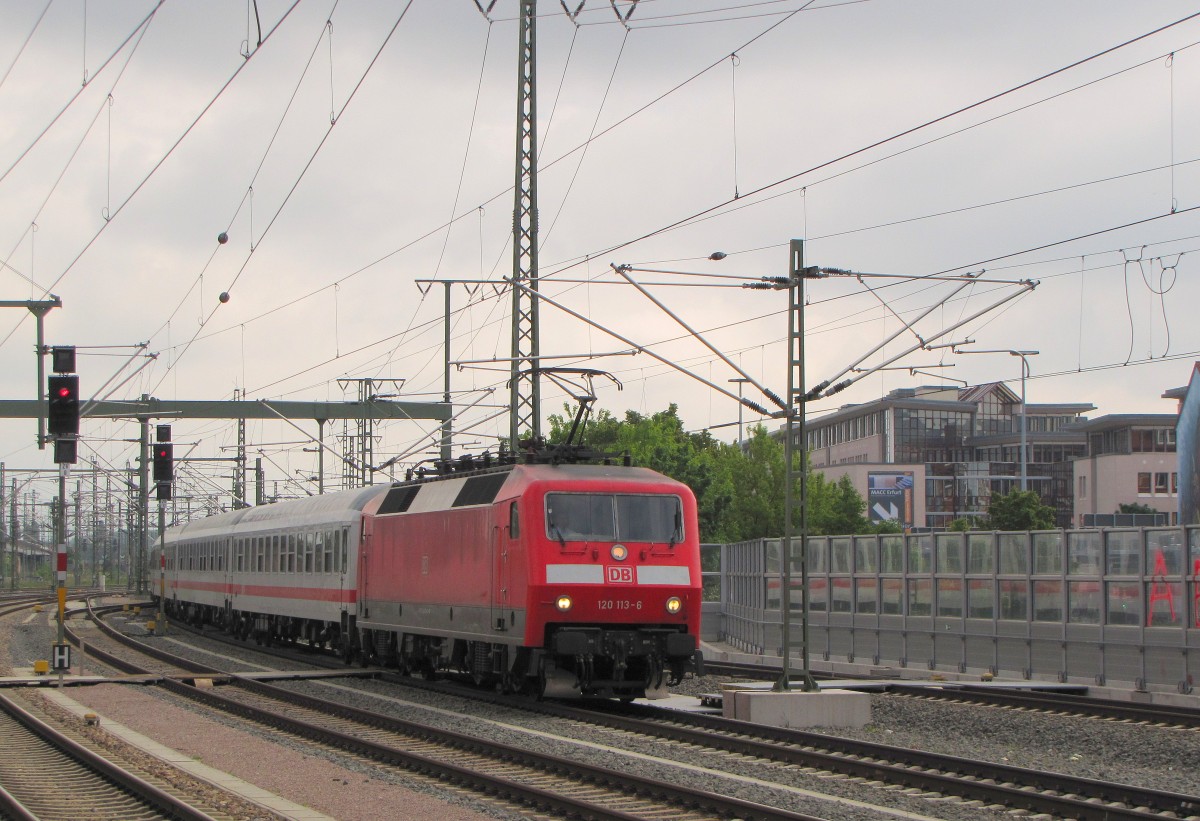 DB 120 113-6 mit dem IC 2252 von Leipzig Hbf nach Wiesbaden Hbf, am 17.05.2014 in Erfurt Hbf.