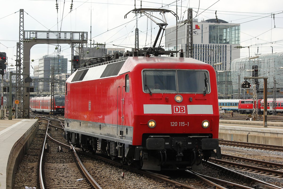 DB 120 115-1 in M�nchen Hbf, Juli 2016.
