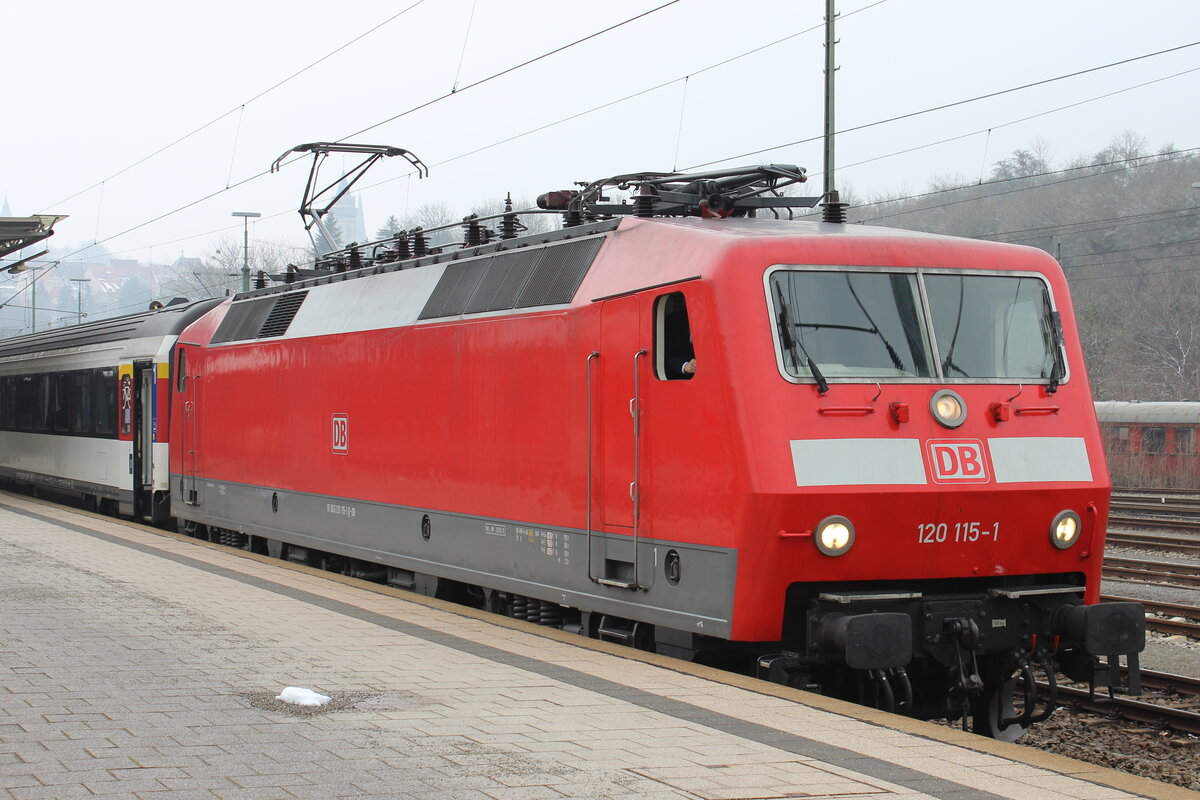 DB 120 115-1 vor dem IC 185 nach Zürich HB in Rottweil. Aufgenommen am 31.03.2013