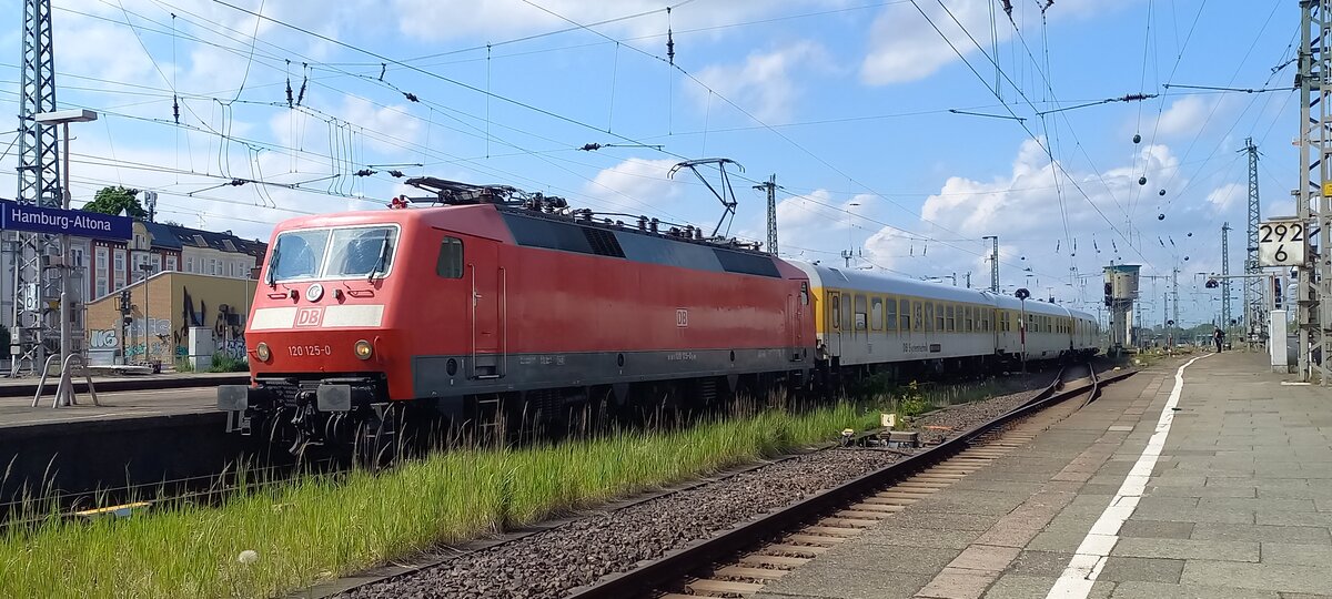 DB 120 125-0 mit einem Messzug im Bahnhof Hamburg-Altona (24.5.22)
