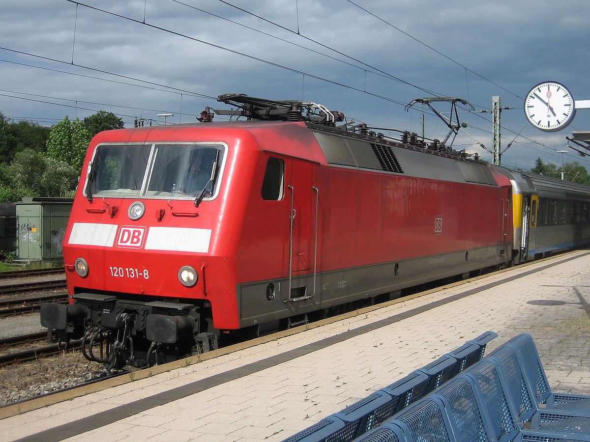 DB 120 131-8 vor dem IC 184 nach Stuttgart Hbf beim Zwischenhalt in Rottweil. Aufgenommen am 26.07.2010