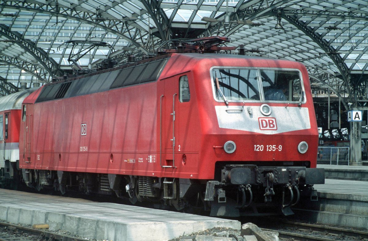 DB 120 135 mit IC (Köln Hbf, 01.06.1999); digitalisiertes Dia.