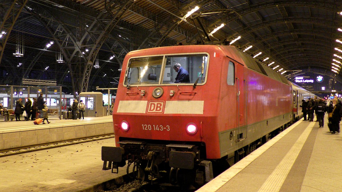 DB 120 143-3 steht am Abend des 29. Dezember 2016 mit einer IC-Garnitur im Leipziger Hauptbahnhof.