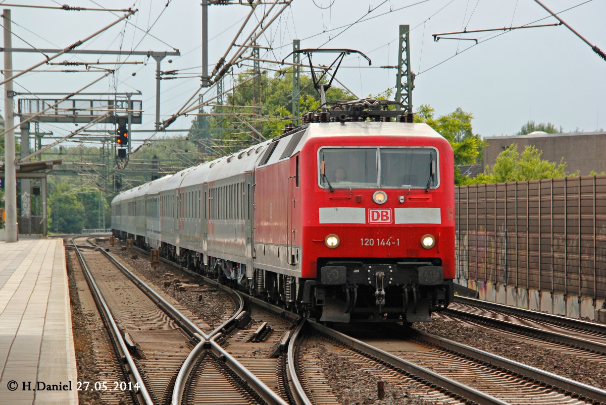 DB 120 144-1 mit einem Nachtzug in Hannover Linden Fischerhof, Mai 2014.