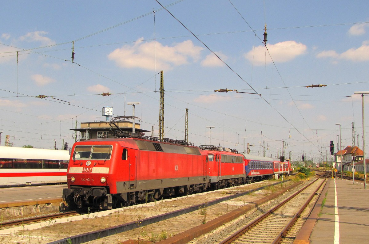 DB 120 156-5 wird am Zugschluss des PbZ 2467 aus Berlin-Lichtenberg am 22.08.2013 aus der Bahnhofshalle in Leipzig Hbf gezogen.