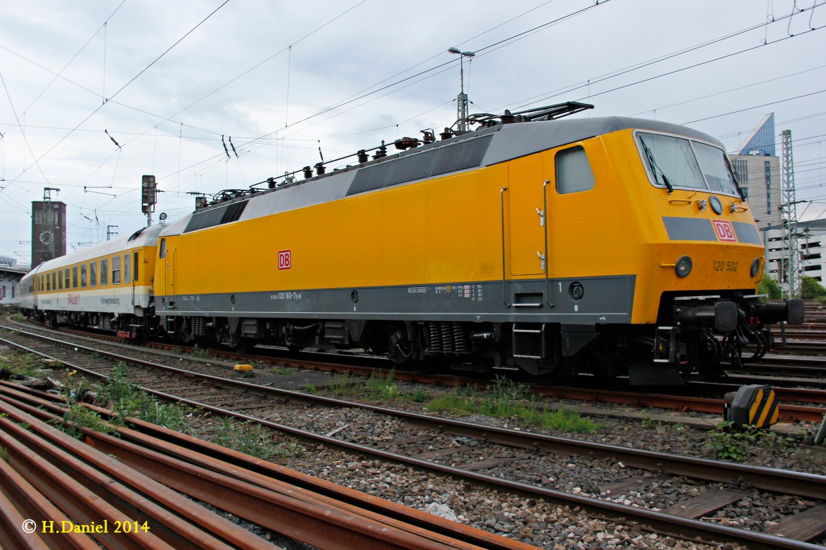 DB 120 502 mit Gleismesszug in D�sseldorf Hbf, Mai 2014.