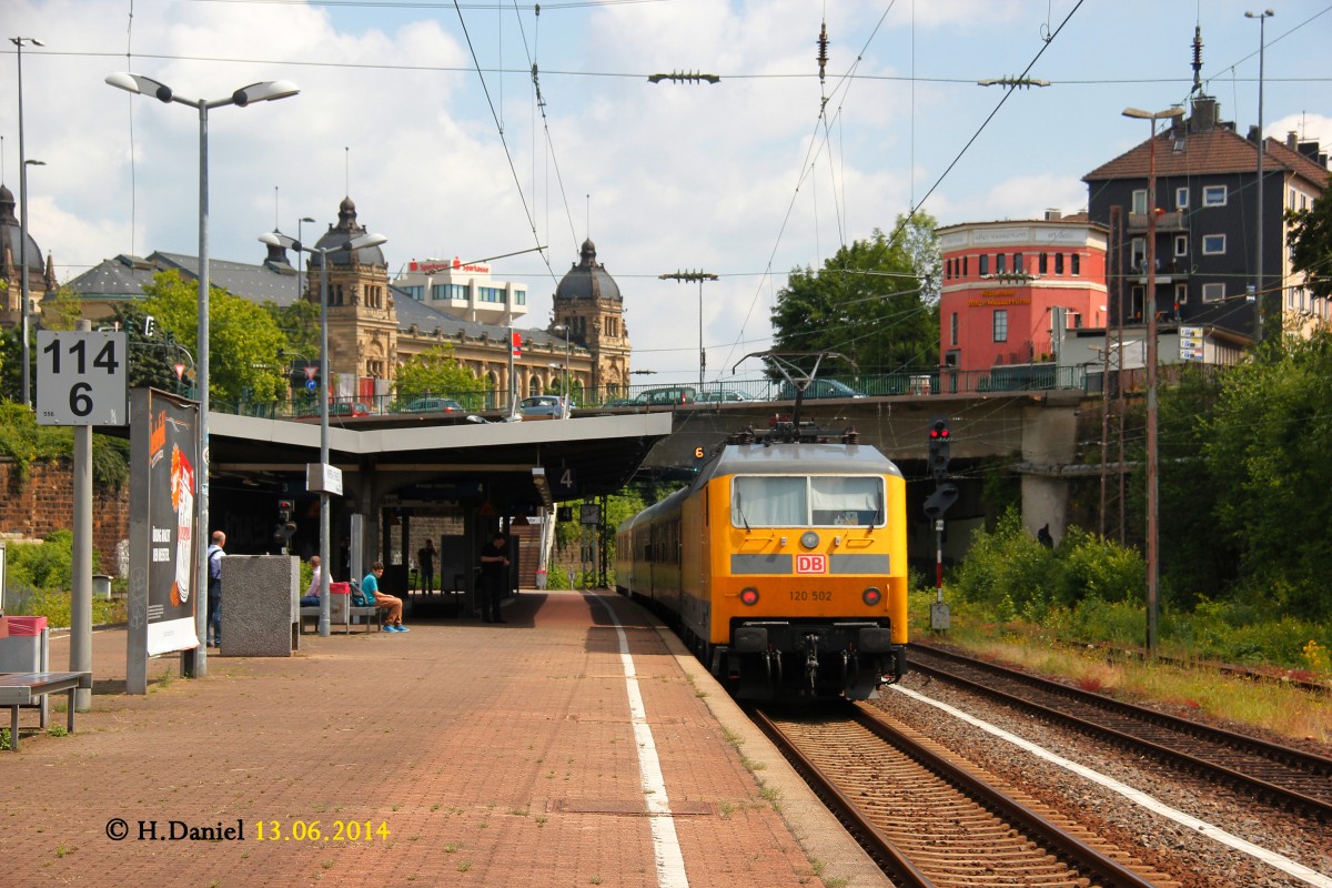 DB 120 502 mit Gleismesszug in Wuppertal, Juni 2014.