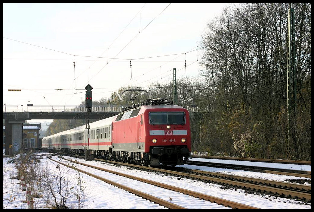 DB 120108 fährt hier am 3.12.2005 um 11.17 Uhr mit einem Intercity in Richtung Osnabrück durch den Bahnhof Natrup Hagen.