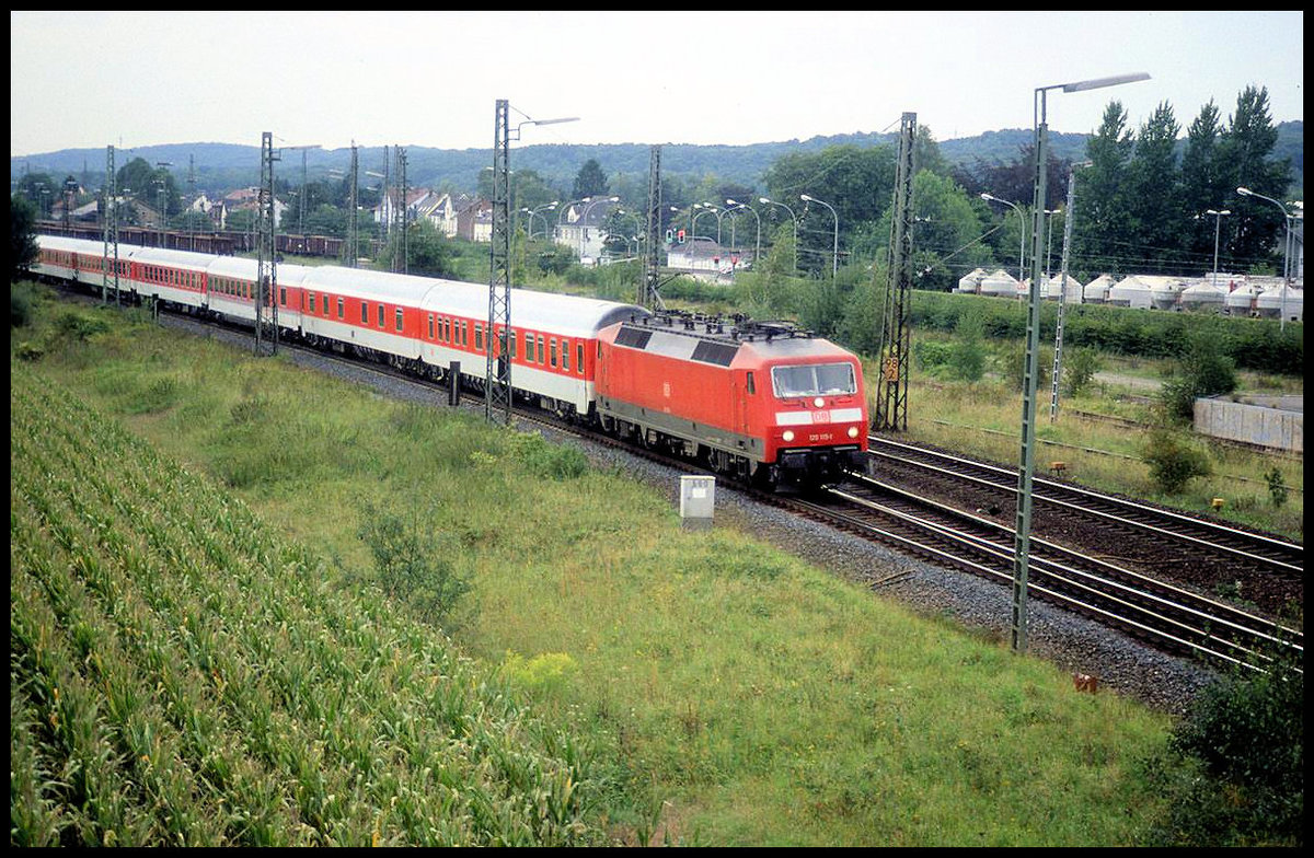 DB 120115 fährt am 1.9.2006 mit einem Schlafwagenzug in Richtung Münster über die Rollbahn durch den Bahnhof Lengerich in Westfalen.