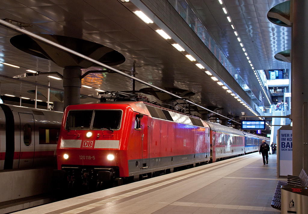 DB 120.118-5 mit EuroCity 178 von Prag nach Warnemünde in Berlin Hauptbahnhof(tief) des 18.4.2015.
