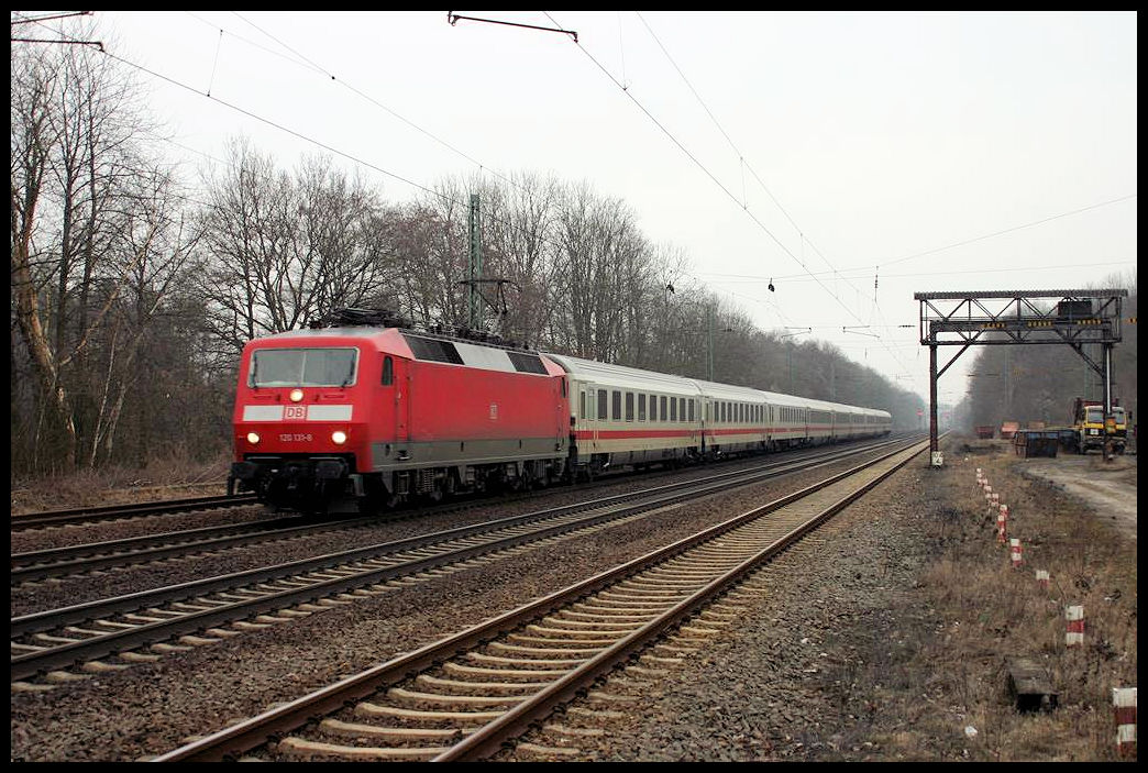 DB 120131 fährt hier am 18.03.2006 mit einem Intercity in Richtung Münster um 17.08 Uhr durch den Bahnhof Natrup Hagen.