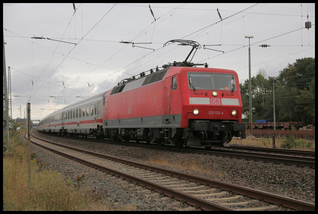 DB 120133-4 fährt hier am 1.9.2019 um 9.45 Uhr mit einem Intercity in Richtung Münster durch den Bahnhof Hasbergen.