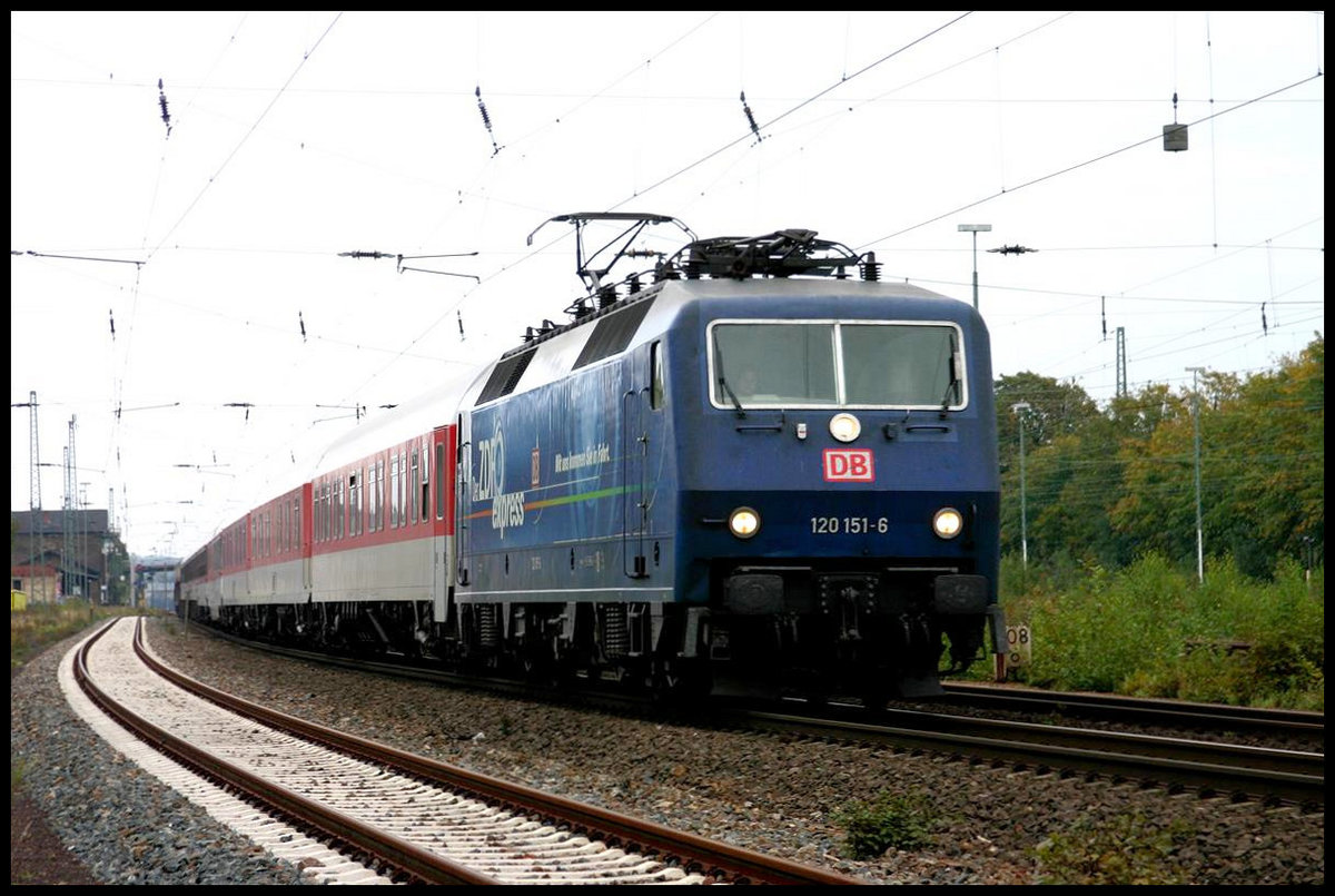 DB 120151-6 mit ZDF Werbung kommt hier am 30.9.2007 um 17.13 Uhr mit einem Autoreisezug in Richtung Süden durch den Bahnhof Hasbergen.