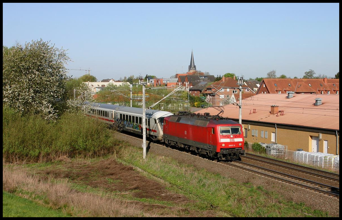 DB 120157-3 fährt hier am 17.04.2007 um 9.23 Uhr mit dem IC 2212 nach Binz durch Hasbergen.