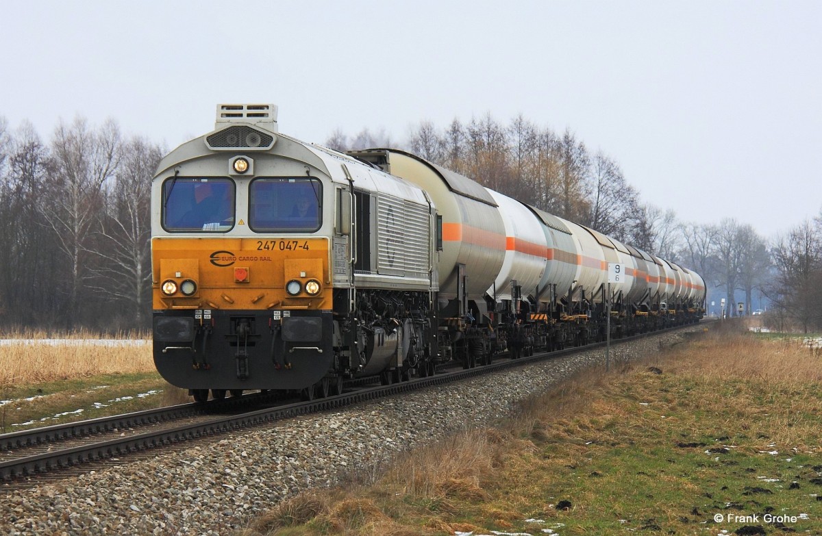 DB 1266 447-2 / Euro Cargo Rail ECR 247 047-4 (Bj. 2009, EMD Class 77) vor Ganzzug Kesselwagen aus Burghausen Richtung Tüßling, KBS 942 Burghausen - Mühldorf, fotografiert bei Heiligenstatt am 18.02.2013