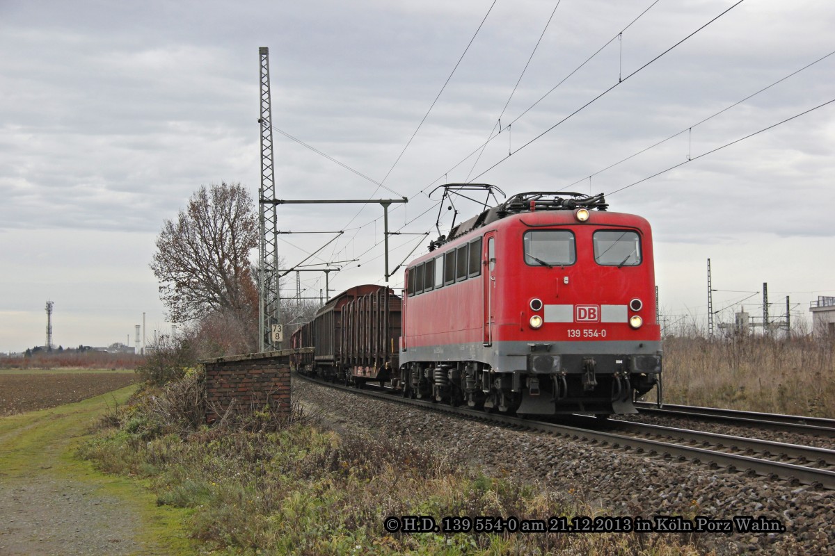 DB 139 554-0 mit G�terzug in K�ln Porz Wahn, Dezember 2013.