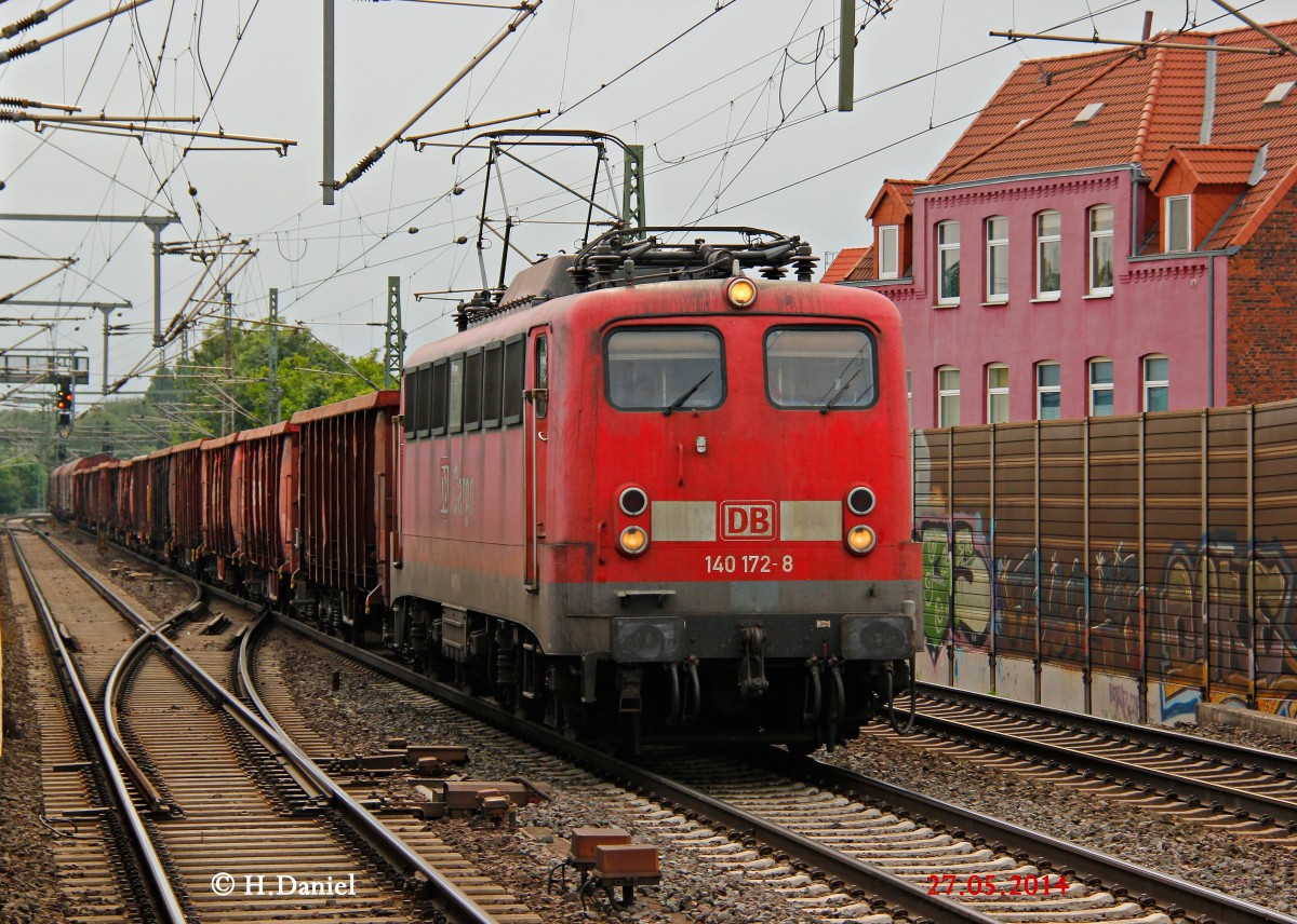 DB 140 172-8 mit G�terzug in Hannover Linden Fischerhof, Mai 2014.