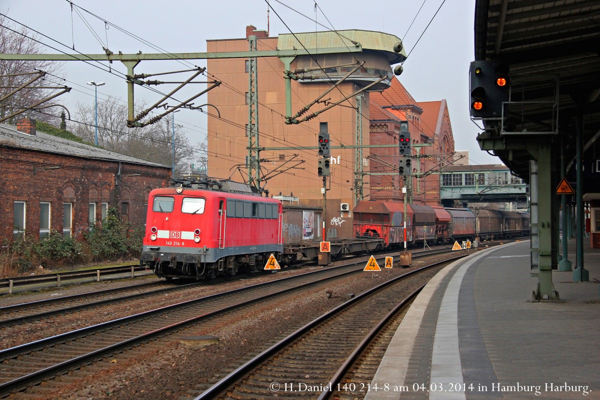 DB 140 214-8 mit G�terzug in Hamburg Harburg, M�rz 2014.