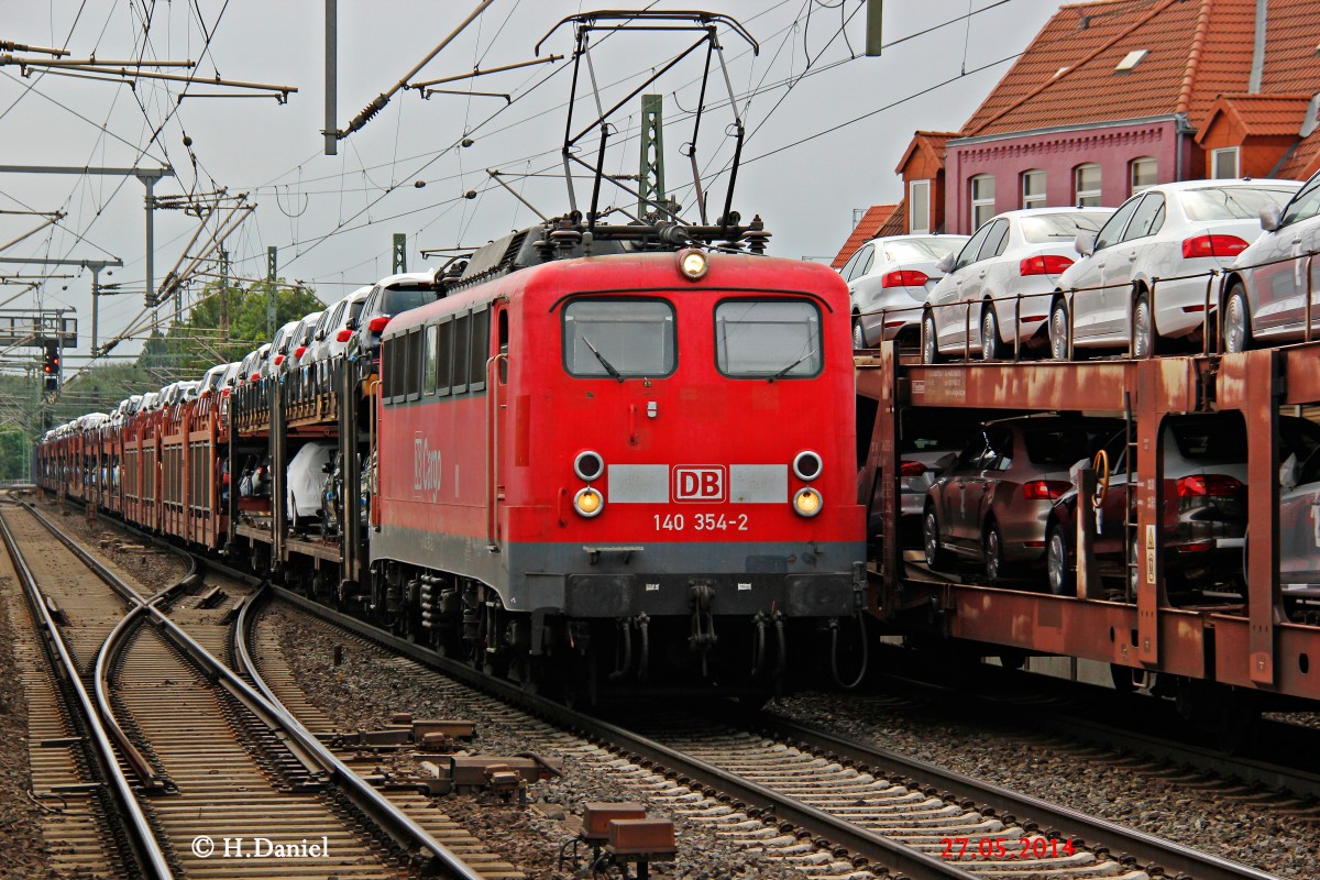 DB 140 354-2 mit Autotransportzug in Hannover Linden Fischerhof, Mai 2014.