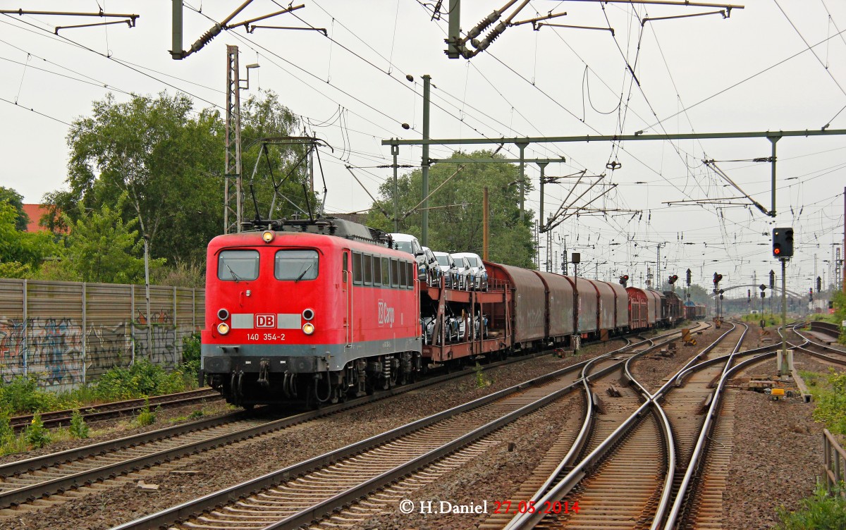 DB 140 354-2 mit G�terzug in Hannover Linden Fischerhof, Mai 2014.