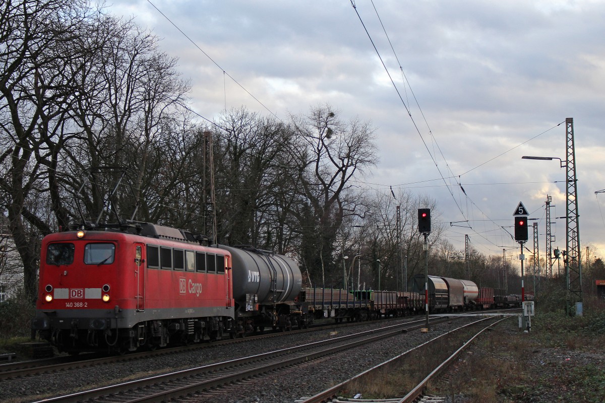 DB 140 368 am 16.1.14 mit einem gemischten Güterzug in Ratingen-Lintorf.