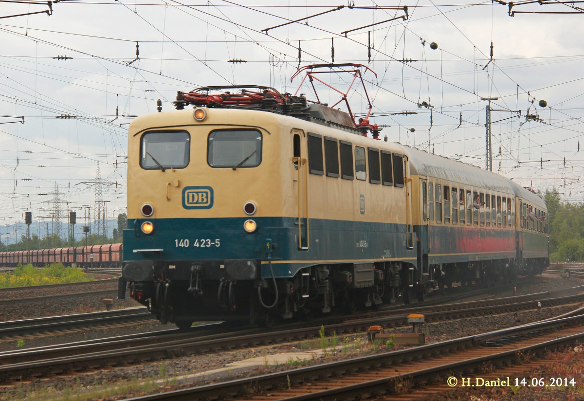 DB 140 423-5 mit Pendelzug vom DB Museum Koblenz L�tzel nach Koblenz Hbf, am 14.06.2014.