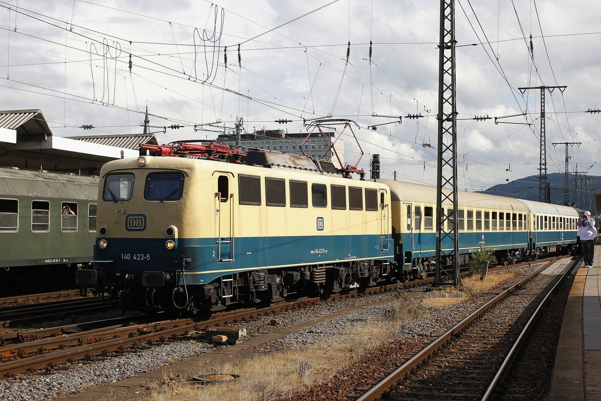 DB 140 423-5 mit Pendelzug nach Koblenz L�tzel in Koblenz Hbf, Juni 2016.
