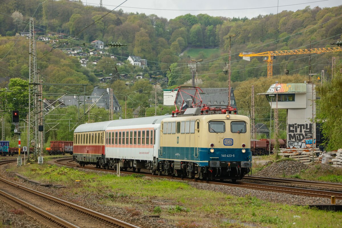 DB 140 423-5 mit Überführung in Wuppertal, April 2024.