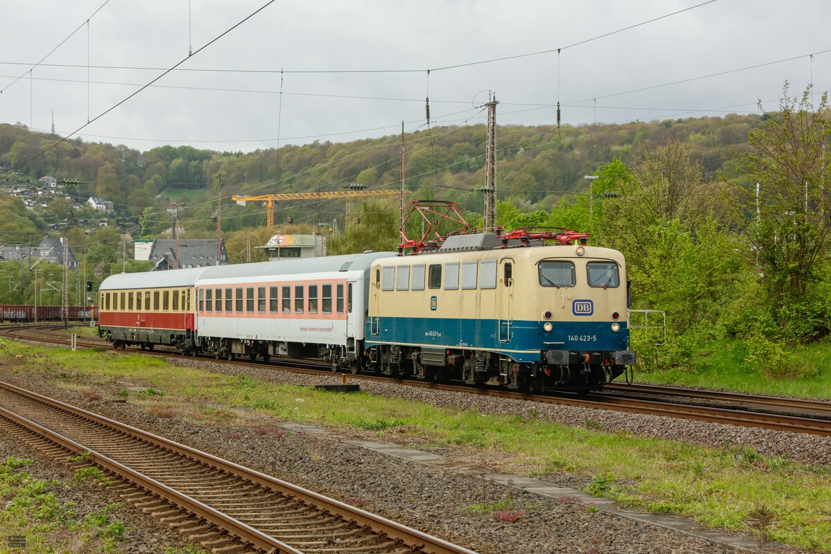 DB 140 423-5 mit Überführung in Wuppertal, April 2024.
