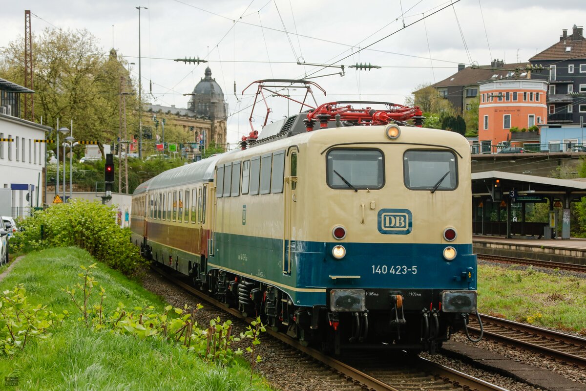 DB 140 423-5 mit Überführung in Wuppertal, April 2024.