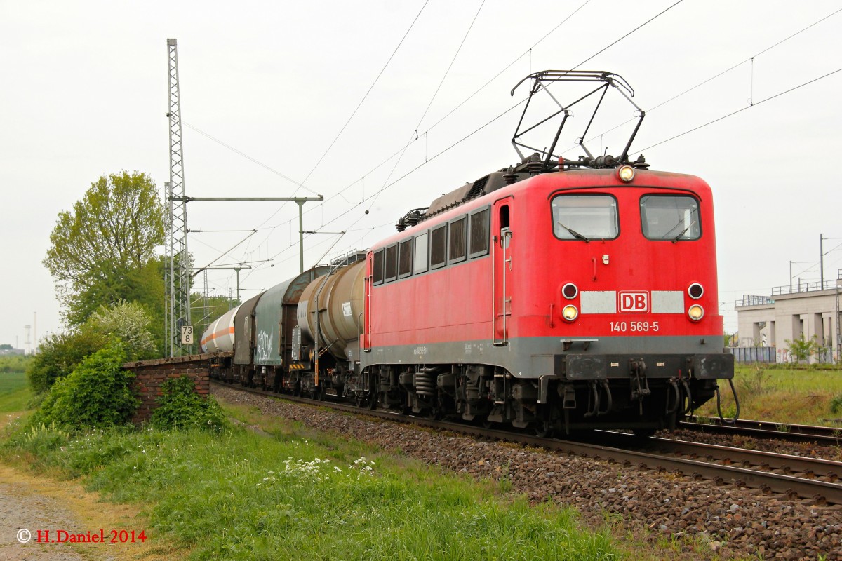 DB 140 569-5 mit G�terzug in K�ln Porz Wahn, April 2014.