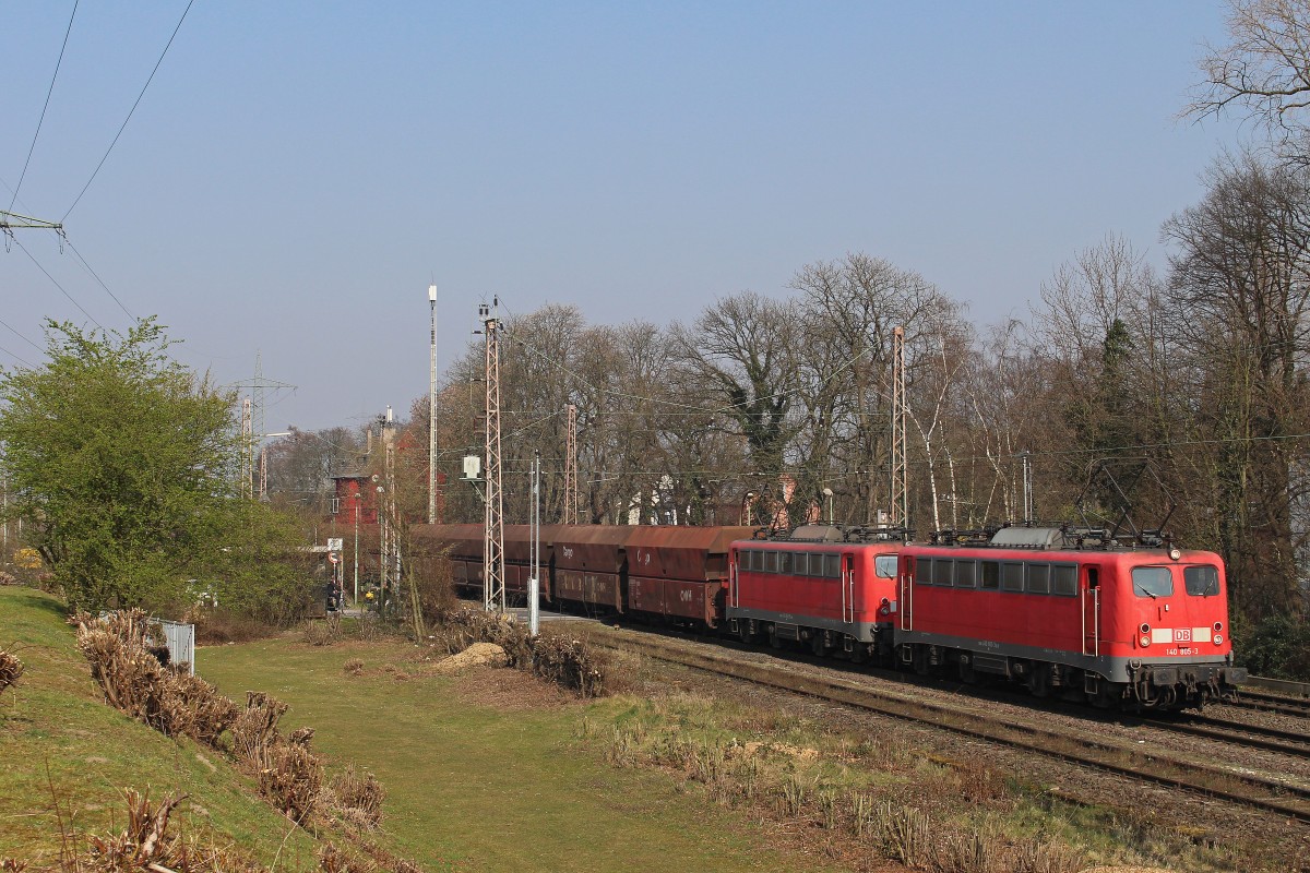 DB 140 805 mit einer weiteren DB 140er und einem Kohlezug am 14.3.14 in Ratingen-Lintorf.