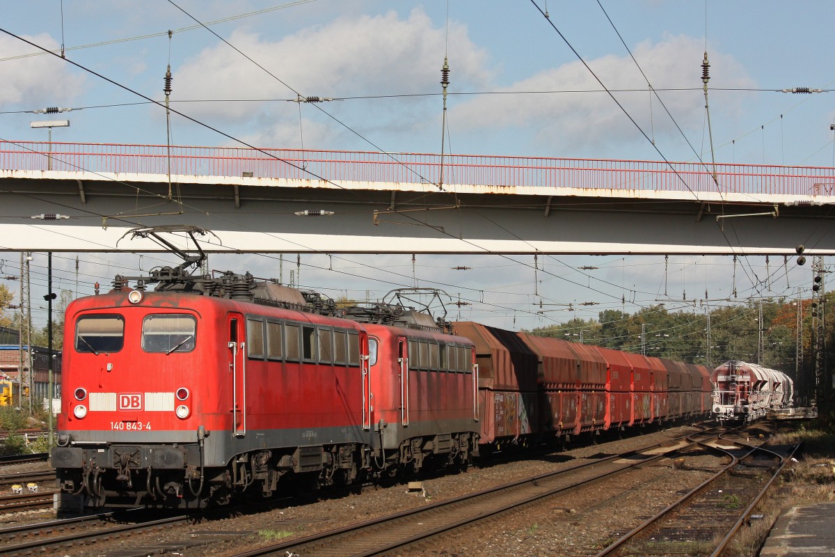 DB 140 843 mit einer weiteren 140er und einem Kohlezug am 24.10.13 in Duisburg-Entenfang.