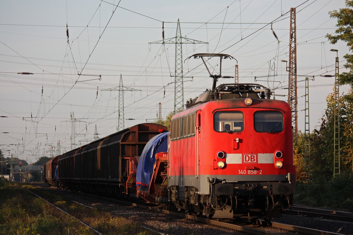 DB 140 858 am 22.10.13 mit zwei Schwertransporten und eingen Schiebewandwagen in Ratingen-Lintorf.