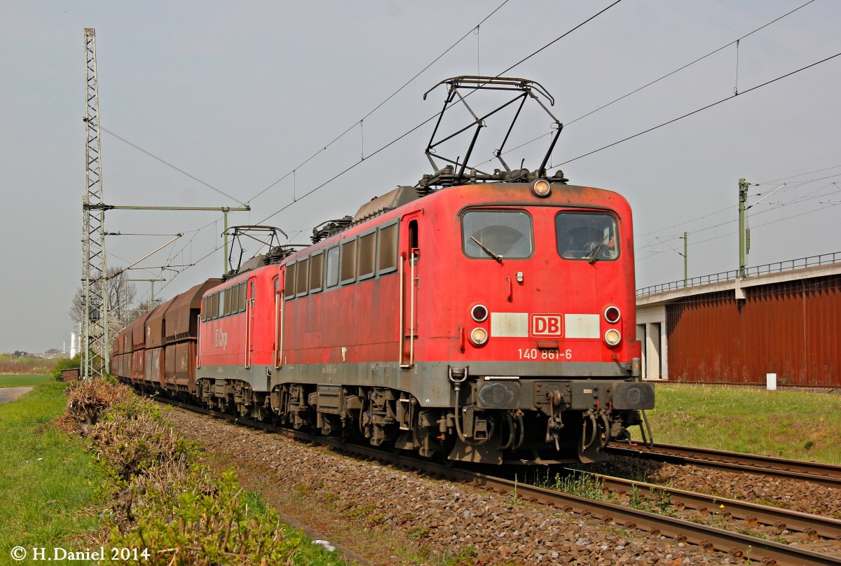 DB 140 861-6 & DB 140 858-2 mit Kohlezug in K�ln Porz Wahn, April 2014.
