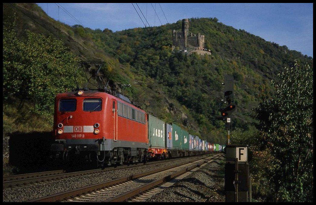 DB 140117-3 fährt hier am 14.10.2003 an Burg Maus vorbei um 14.45 Uhr in Richtung Koblenz.
