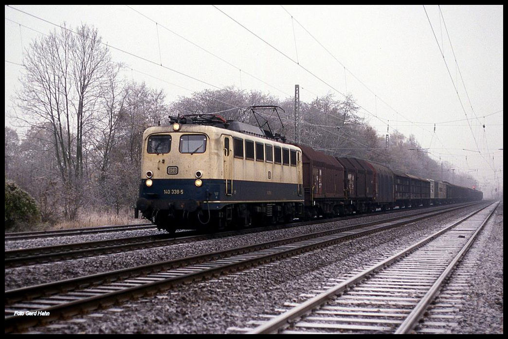DB 140338 durchfährt mit einem Güterzug in Richtung Münster am 22.11.1991 um 9.32 Uhr den Bahnhof Natrup Hagen.