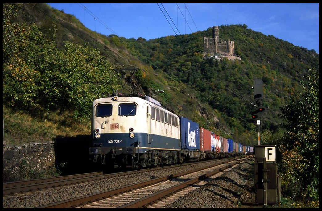 
DB 140726-1 ist hier unterhalb der Burg Maus am 14.10.2003 um 15.26 Uhr auf der rechten Rheinstrecke mit einem Güterzug in Richtung Köln unterwegs.